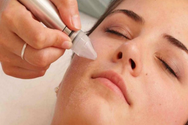 پاکسازی صورت با دستگاه هیدرودرم